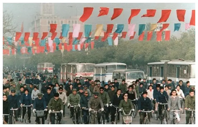 80后香港公务员放弃月薪59000，移民英国，找不到工作只能做园丁