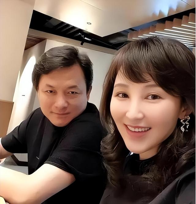 她19岁与导演私奔，在地下室裸婚连生3胎，今被丈夫用9部剧捧红