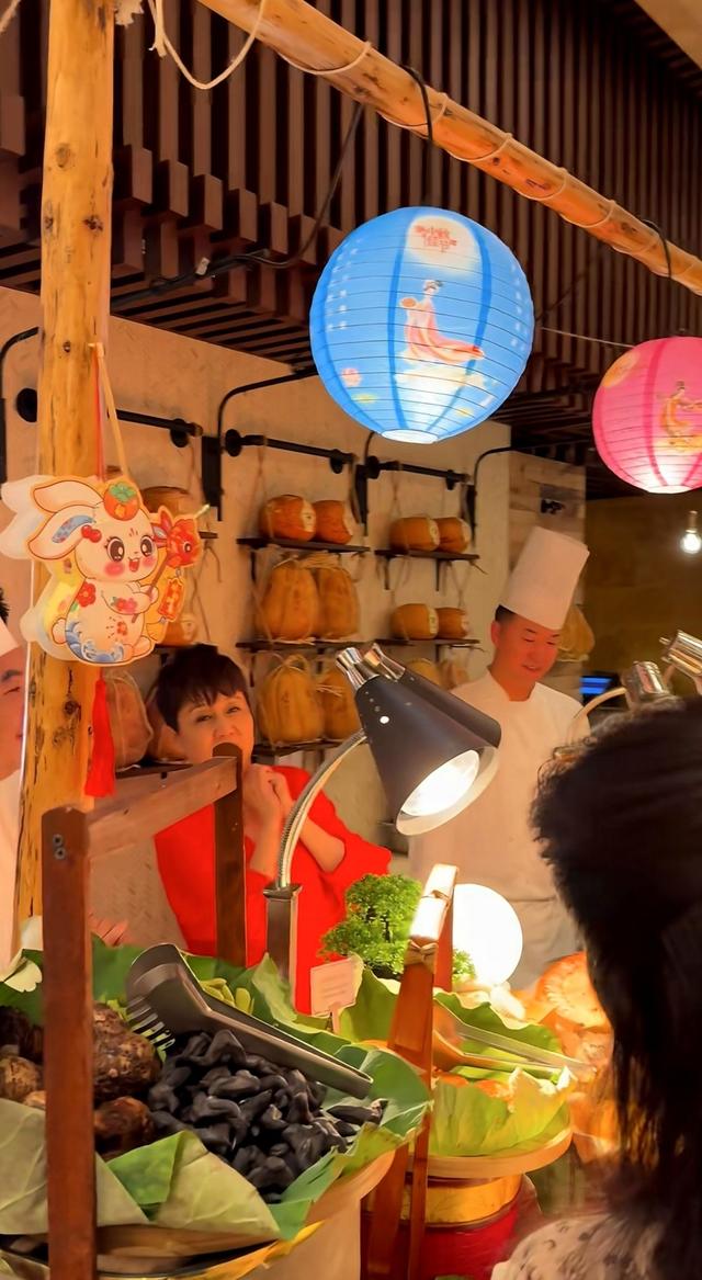 梁安琪好风光，中秋节现身自家酒店澳门葡京切月饼，穿着喜庆霸气