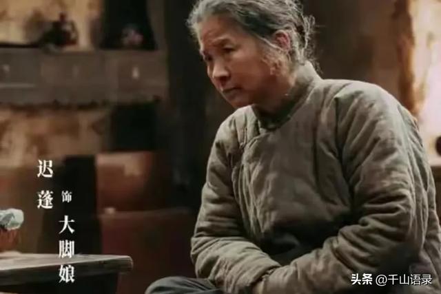 66岁迟蓬素颜被偶遇！穿洞洞鞋似邻居，《生万物》演技获赞