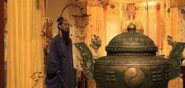 故宫养心殿为何常年阴冷潮湿？直到专家挖开地板，才发现其中秘密