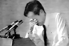 这是杨振宁和母亲8张合影，演讲台上提起母亲，他忍不住掩面而泣图片