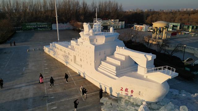 太阳岛“雪人先生”与游客见面