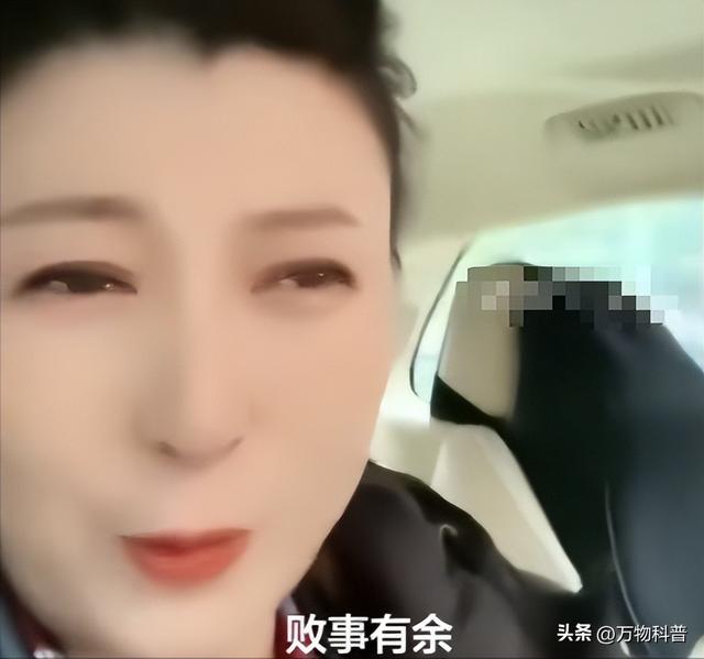 闫学晶没想到	，2026年刚开年，老搭档冯巩就给她上了生动一课