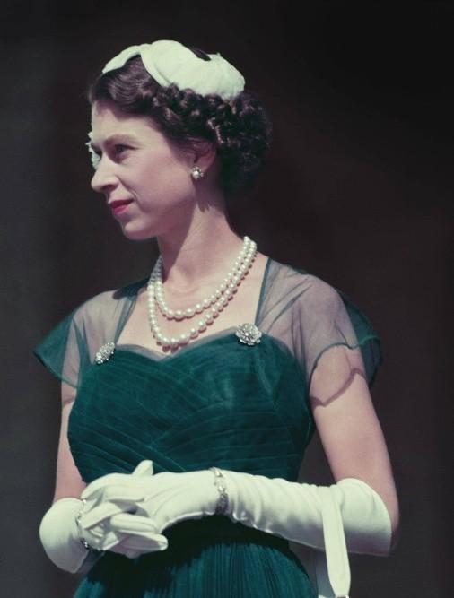 1961年杰奎琳评价大她3岁的英女王：一个如此平庸乏味的中年妇女