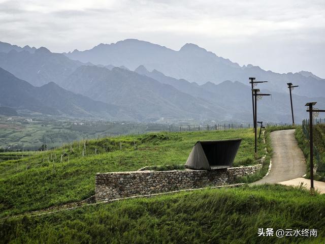 在西安最美免费露营地感叹：坡地变梯田，梯田变草原。真是神奇
