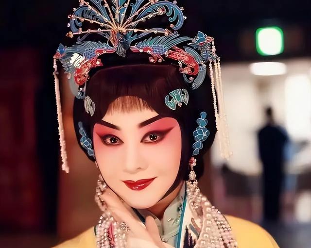 至今未婚未育，身边却有男人陪了近27年！59岁的她才是真人间清醒