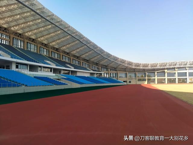 魅力麻城：位于城东滨河新区的麻城市文体中心新貌