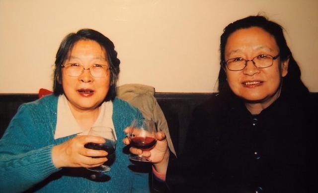 1996年李讷去河南考察，走到机关门口一眼认出：这是父亲的字
