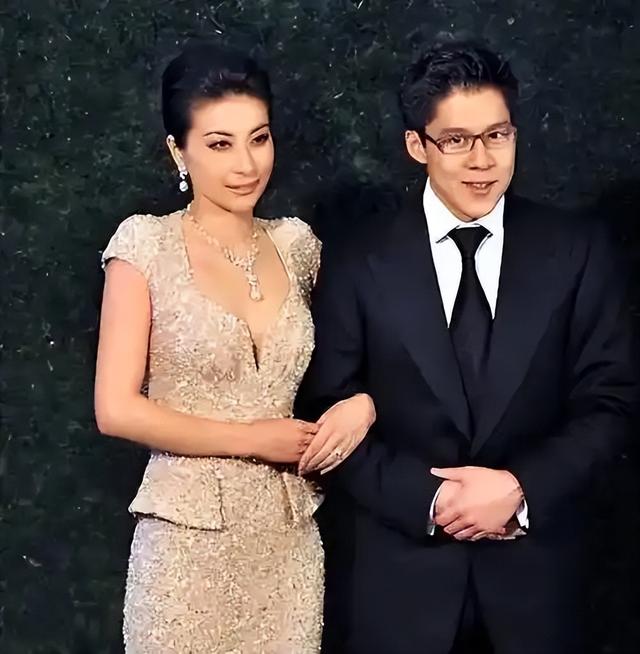 霍震霆没想到	，被霍家寄予厚望的郭晶晶，竟栽了这么大一个跟头