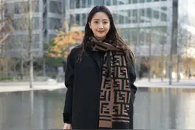 杭州女生带火了一种穿搭：“上半身大衣，下半身黑丝”，时髦洋气图片