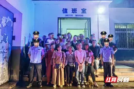 湖南张家界：民宅深夜访客不断，40余名男女被抓图片