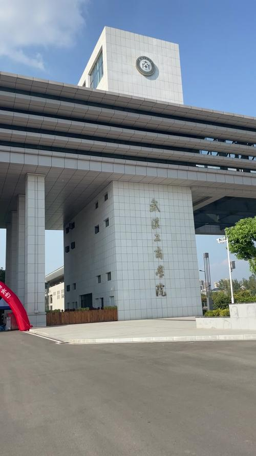 武汉工商学院校长公布手机号码被人民日报肯定，武汉大学可以效仿