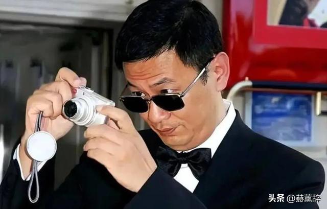 陪玩陪睡根本不够！认干爹、舔手指	，背地里的阴暗面彻底藏不住了