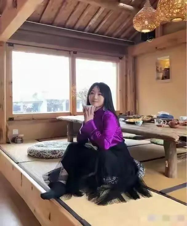 杨钰莹自家豪宅种辣椒 有收获了 50多岁了 精致的像18岁少女 绝了