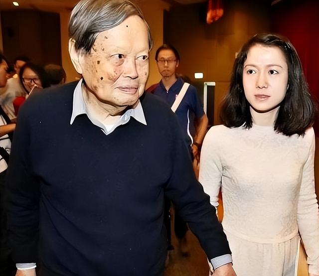 杨振宁去世后，翁帆再发文，49岁无子女的她，早已被安排好了后路