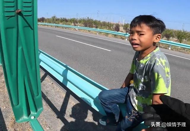 亲爹把儿子扔新疆国道上，妈妈烈日徒步1.5公里寻找，后续很寒心