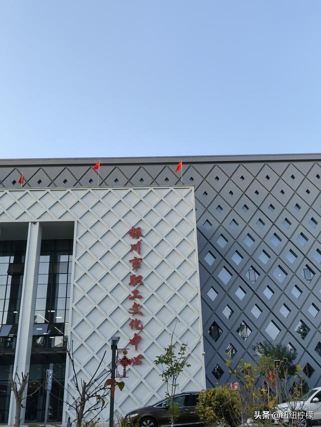 在宁夏中卫和银川短暂停留，没空看大漠长河落日，吃了羊肉和沙葱