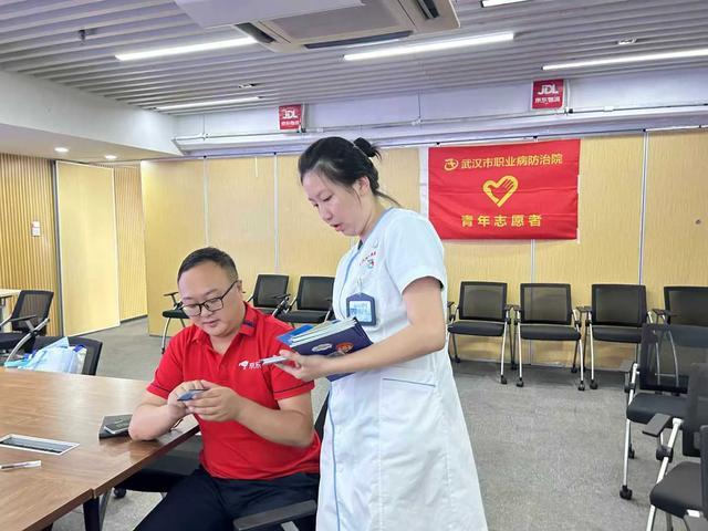 关爱新就业群体，武汉市职业病防治院走进京东快递网格仓为快递员送体检