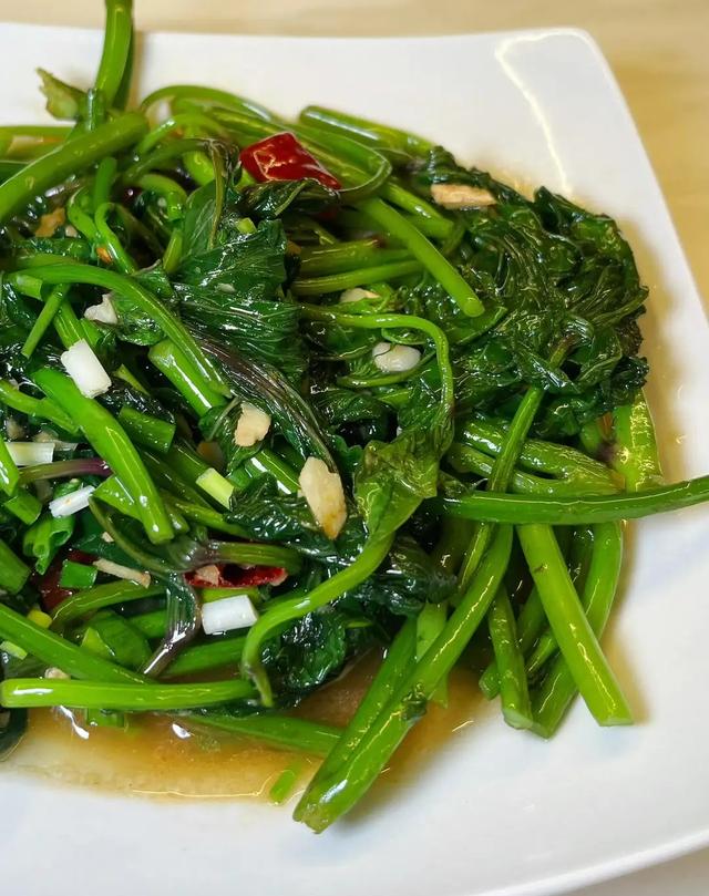 它是“长寿菜”，一吃通便，二吃护眼，三吃降压，中老年要常吃