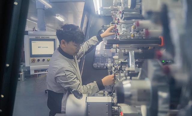 稀土王牌要失效？美国第一块稀土磁铁诞生，贝森特欢呼：不怕中国