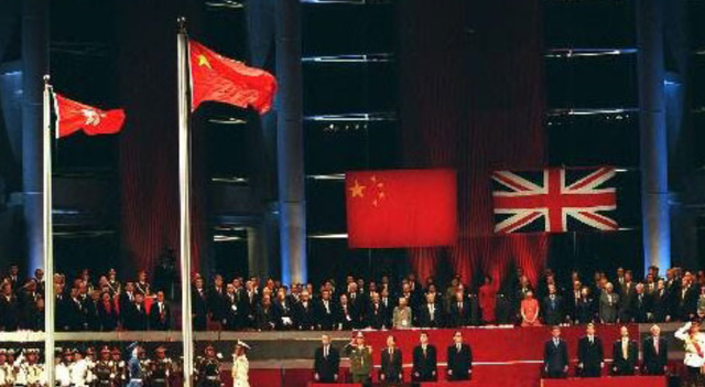 苍天饶过谁！拒唱国歌否认中国籍，俩儿子落户国外，她现状如何？