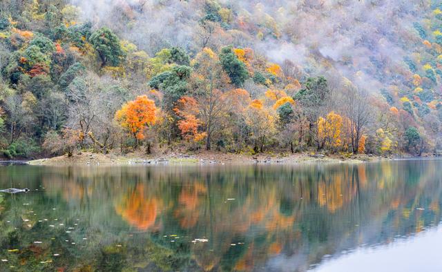 四川石棉县拖乌山：初冬时节的多彩绝唱