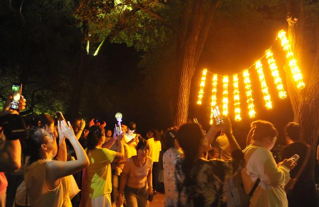 “好运莲莲 千山奇妙夜”水幕光影夜游璀璨启幕