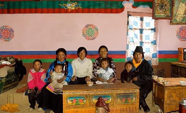 这个一妻多夫制的民族，晚上怎么过？女人直言：没有幸福可言