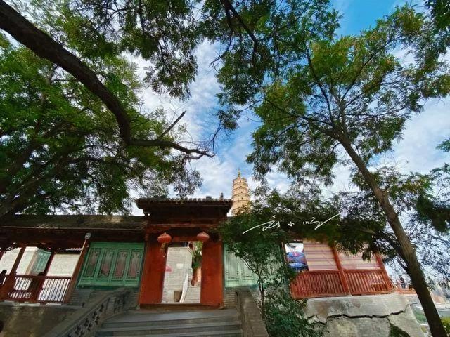 兰州有座“千年白塔”！免费登顶看黄河穿城，本地人爱来喝三泡台