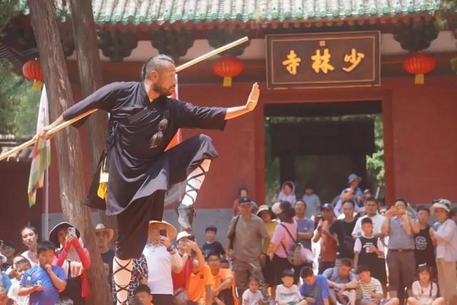 少林寺变天！30僧人集体出走，新方丈农禅新政震动千年古刹