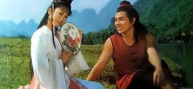 同样是李连杰的女人，64岁黄秋燕和63岁利智对比，简直天差地别