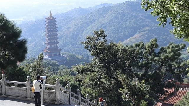 登上1999级台阶，触摸最大的弥勒佛像，百年古寺锦屏山