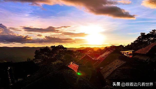 《西双版纳 澜沧行》景迈山翁基古寨晚照：布朗山与夕阳共醉