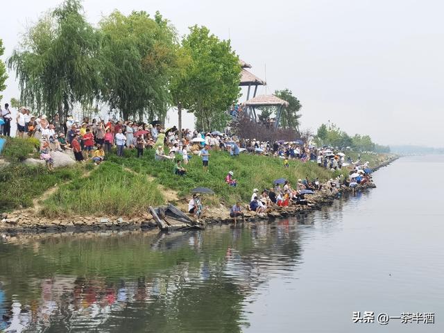 自驾车露营地：山东威海乳山银滩免费房车床车停车场自驾车露营地