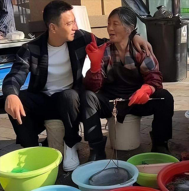 演员李飞接不到戏，"落魄"到陪母亲摆摊卖鱼	，背后的真相太现实