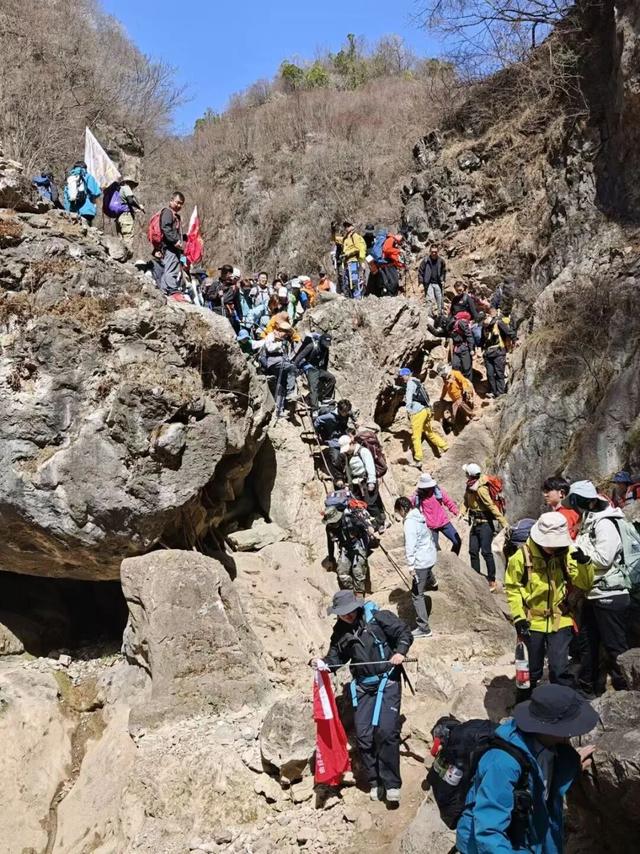 清明徒步大军“堵死”南太行，驴友称两个多小时才走2公里，当地领队：民宿已爆满，建议错峰上山