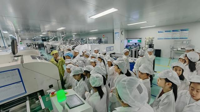 与机器狗互动、操控无人机，南京市同仁小学科创研学太酷了！