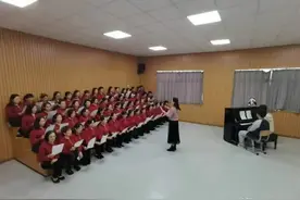 龙泉驿区师上学校音乐老师童欢带领学生高唱《我们要做最好的人》图片