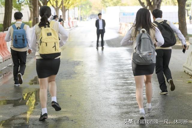 那年我吹牛说喜欢女同桌，放学后她把我堵在胡同，拎起了我的耳朵