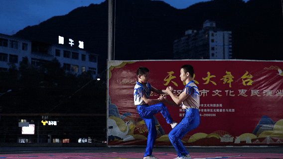 惊艳杂技、萌宠绝活！镇巴马戏表演精彩上演