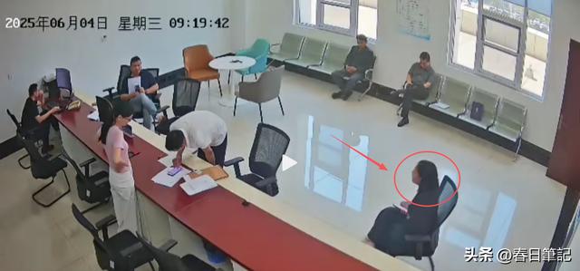辱骂法官事件新后续！现场监控曝光，更多细节被扒，网友直呼活该