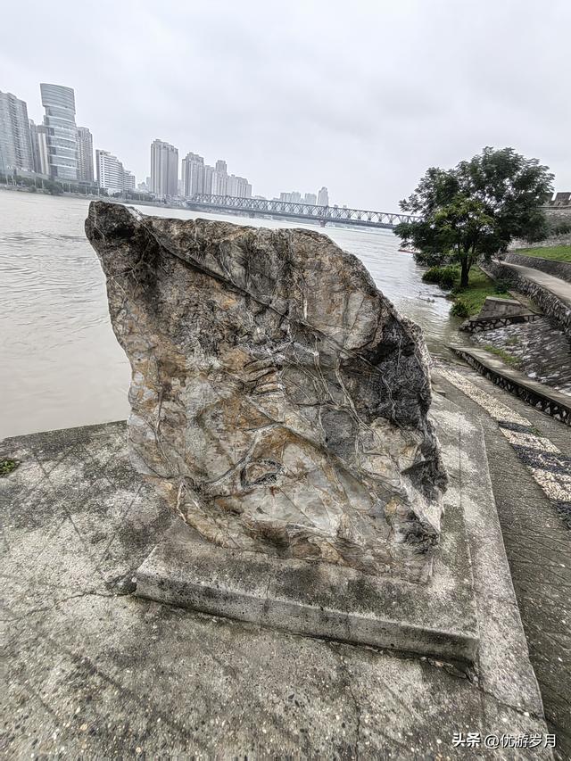 襄阳古城汉江风景很美