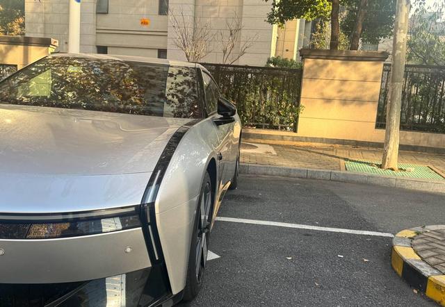 小鹏新车街头吸睛，五米车身配三米轴距，21万起售引热议