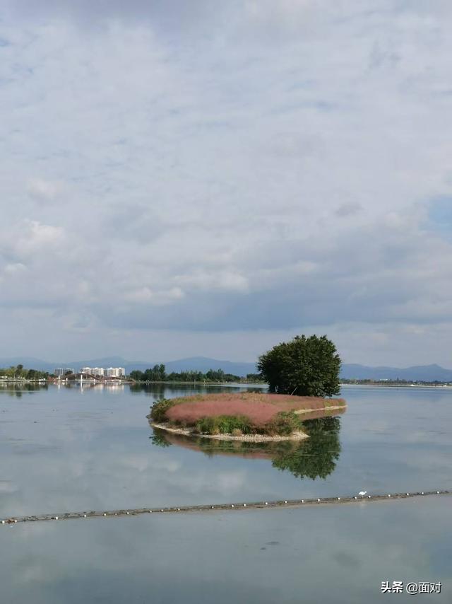 成德同城化 幅员2.6平方公里 集多功能 的广汉山水镇三星湖水色诱人