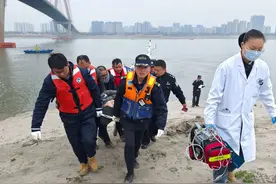 男子从桥上坠江 5分钟后被海事救起图片