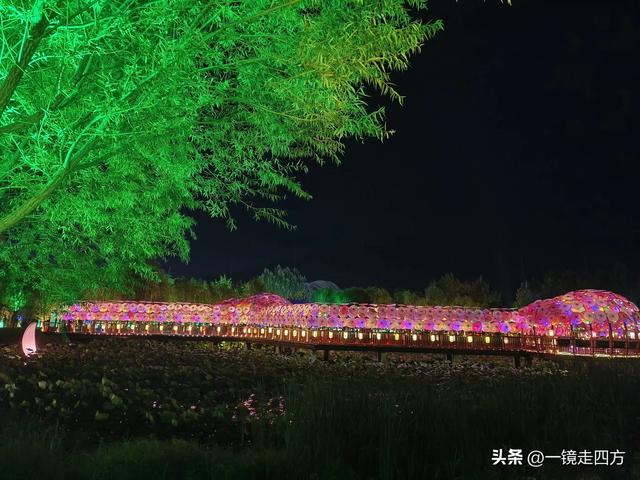 入夜，通化2021年打造的佟佳江旅游度假区灯光亮起，如梦似幻