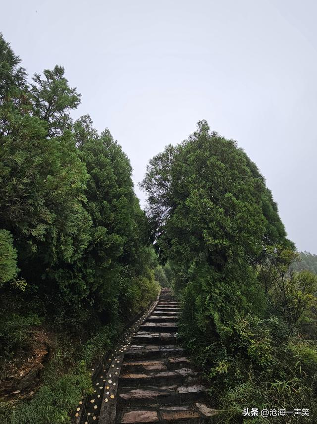 走吧，天亮就出发，向大山进发，登顶成功，享受超越自我的快乐吧