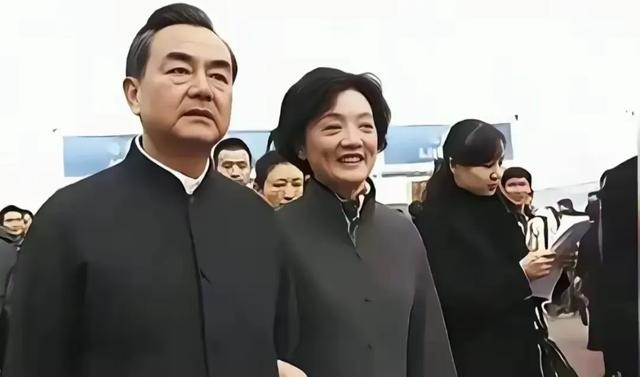 王毅和家人在一起 温馨又温暖的画面好幸福 留影 回忆真的太美了