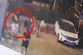 女子撞面馆门, 缝6针: 你的地盘你负责! 老板不赔偿, 女子报警获赔6千图片